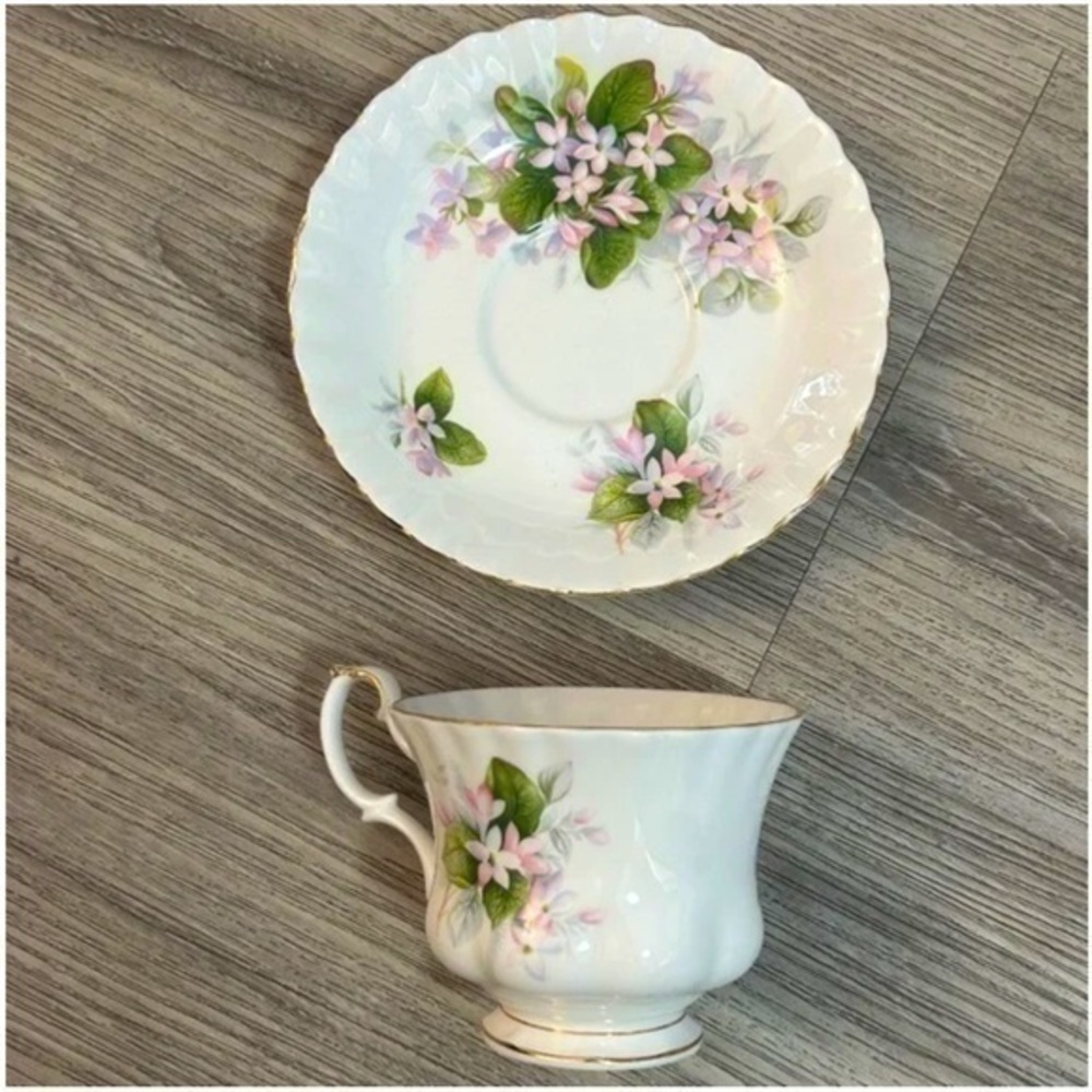 Vintage Royal Albert English fine bone china MAYFLOWER tea cup & saucer set.